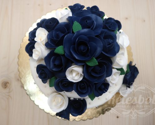 Sötétkék és Fehér Rózsa Marcipánnal Díszített Esküvői Torta