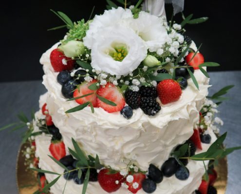 Gyümölccsel Díszített Két Emeletes Esküvői Torta Nászpárral